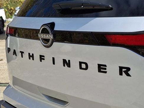 New 2025 Nissan Pathfinder SL w/ Black Appearance Package image 12