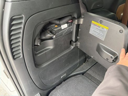 Used 2018 Chrysler Pacifica Limited w/ Tire & Wheel Group image 14