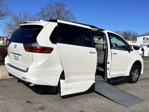 Used 2018 Toyota Sienna XLE Premium image 2