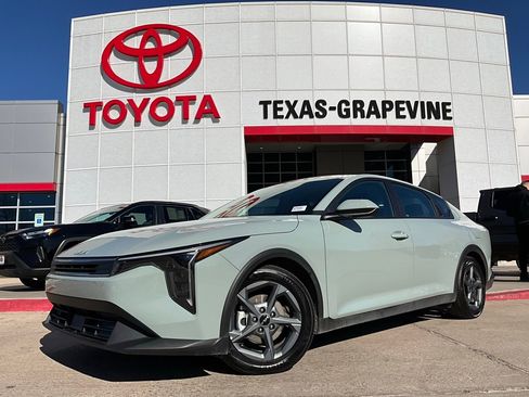 Used 2025 Kia K4 LXS image 2