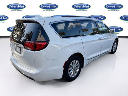 Used 2018 Chrysler Pacifica Touring-L image 7
