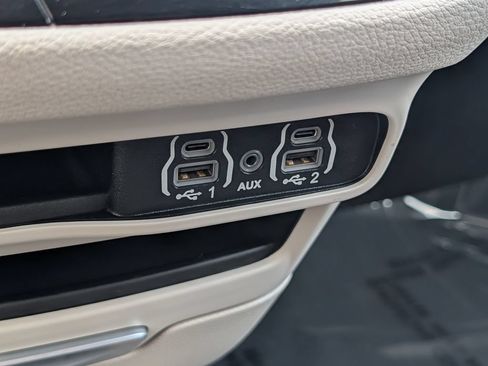 Used 2023 Chrysler Pacifica Touring-L FWD image 27
