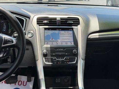 Used 2019 Ford Fusion SE FWD image 12