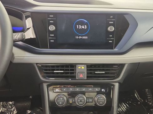 Used 2024 Volkswagen Taos SE w/ Panoramic Sunroof Package image 12