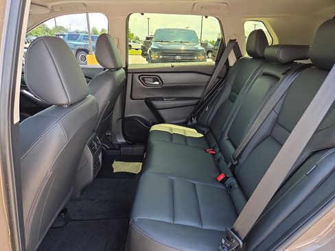 Used 2025 Nissan Rogue SL w/ Tech Package FWD image 10