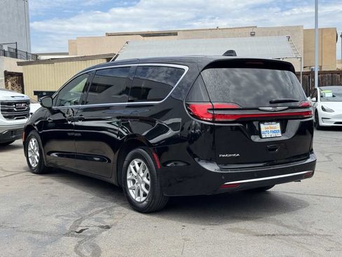 Used 2025 Chrysler Pacifica Select FWD image 11
