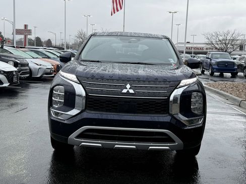 Used 2025 Mitsubishi Outlander SE image 2