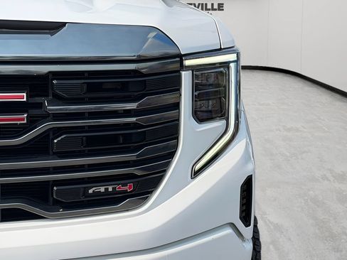 Used 2024 GMC Sierra 1500 AT4 w/ Technology Package AWD/4WD image 5