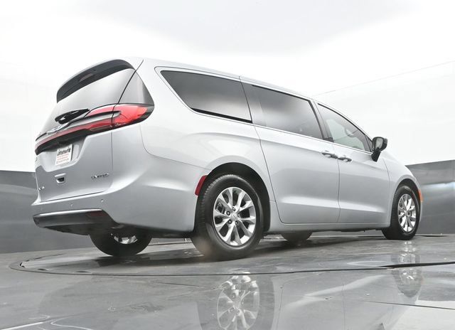 Used 2026 Chrysler Pacifica Limited FWD image 27
