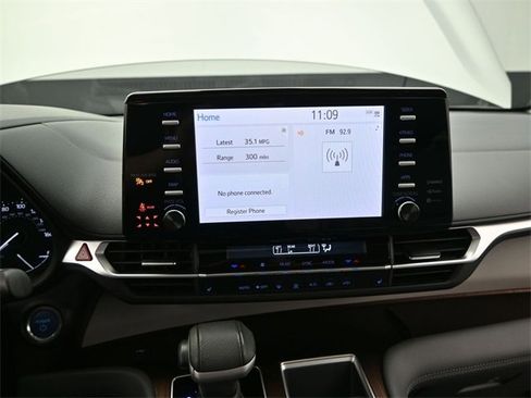 Used 2022 Toyota Sienna XLE image 9