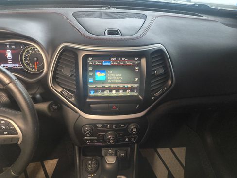 Used 2017 Jeep Cherokee Trailhawk w/ Comfort/Convenience Group image 12