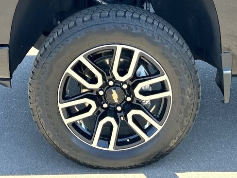 Used 2025 Chevrolet Silverado 1500 LT Trail Boss w/ Convenience Package II AWD/4WD image 32