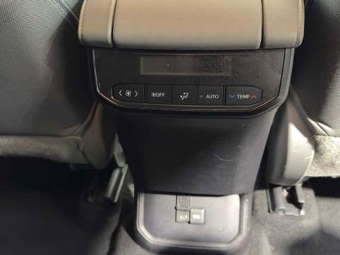 Used 2021 Toyota Highlander LE FWD image 16