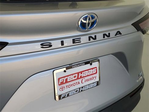 Certified 2023 Toyota Sienna XLE image 9