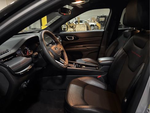 Used 2025 Jeep Compass Trailhawk AWD/4WD image 9