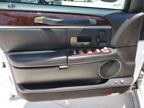 Used 2010 Lincoln Town Car Signature Limited RWD image 16