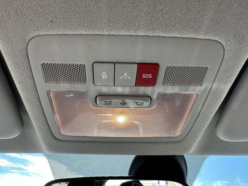 Used 2022 Hyundai Venue Limited image 35