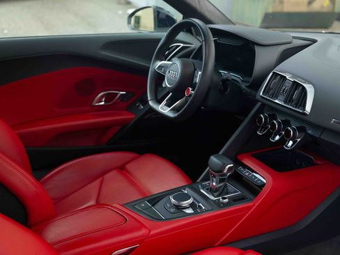 Used 2018 Audi R8 V10 RWD image 15