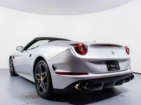 Used 2016 Ferrari California T image 25