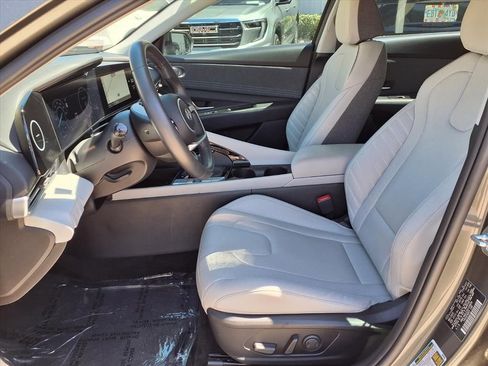 Used 2025 Hyundai Elantra Limited FWD image 19