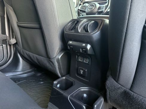 Used 2020 Jeep Gladiator Overland w/ LED Lighting Group AWD/4WD image 30