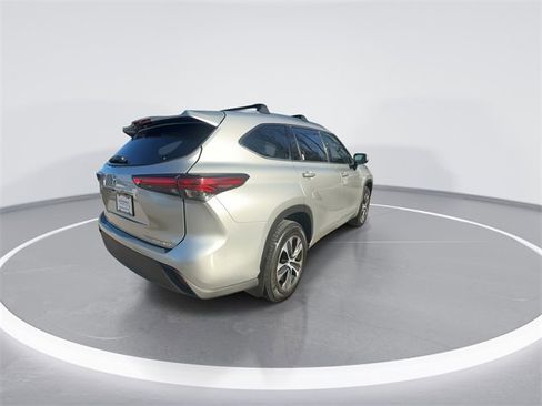 Used 2021 Toyota Highlander XLE image 8
