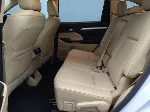 Used 2017 Toyota Highlander XLE image 18