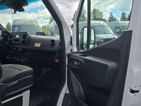 Used 2025 Mercedes-Benz Sprinter 2500 image 10