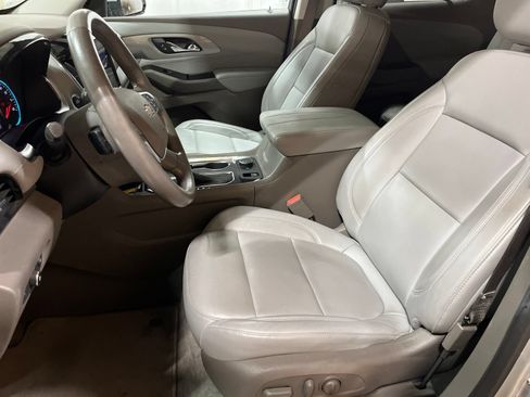 Used 2020 Chevrolet Traverse LT w/ LT Premium Package FWD image 14