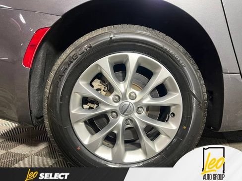 Used 2023 Chrysler Pacifica Touring-L AWD/4WD image 31