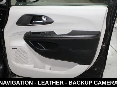 Used 2020 Chrysler Pacifica Touring-L Plus w/ Tire & Wheel Group FWD image 21