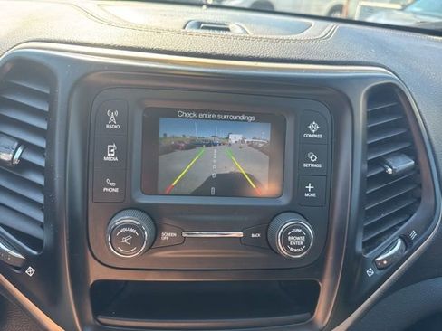 Used 2018 Jeep Cherokee Latitude w/ Altitude Package FWD image 17