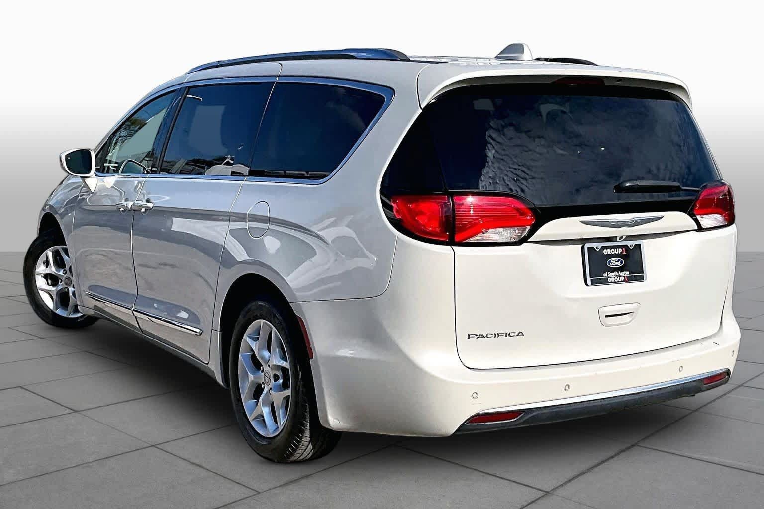 Used 2017 Chrysler Pacifica Touring-L Plus w/ Tire & Wheel Group FWD image 13