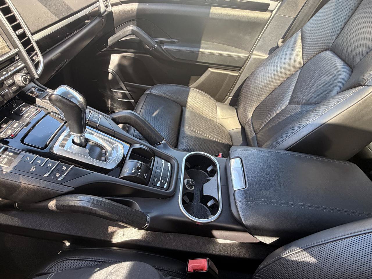 Used 2016 Porsche Cayenne w/ Premium Package AWD/4WD image 29
