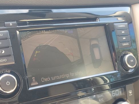 Used 2018 Nissan Rogue SL w/ Premium Package image 32