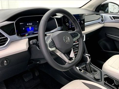 Used 2025 Volkswagen Taos SE image 14