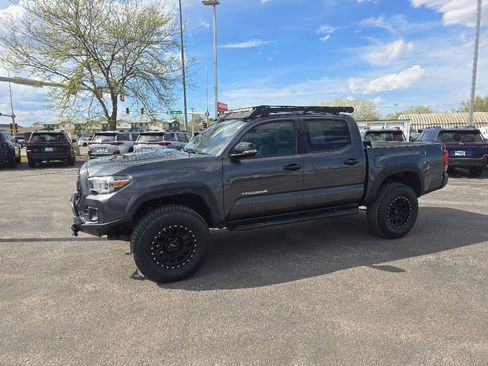 Used 2019 Toyota Tacoma TRD Off-Road AWD/4WD image 4