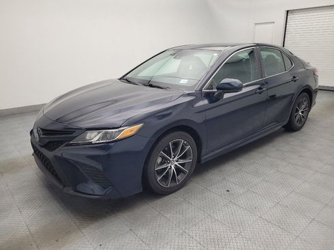 Used 2019 Toyota Camry SE image 2