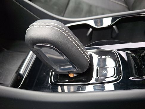 Used 2022 Volvo XC40 T5 R-Design w/ Advanced Package image 15