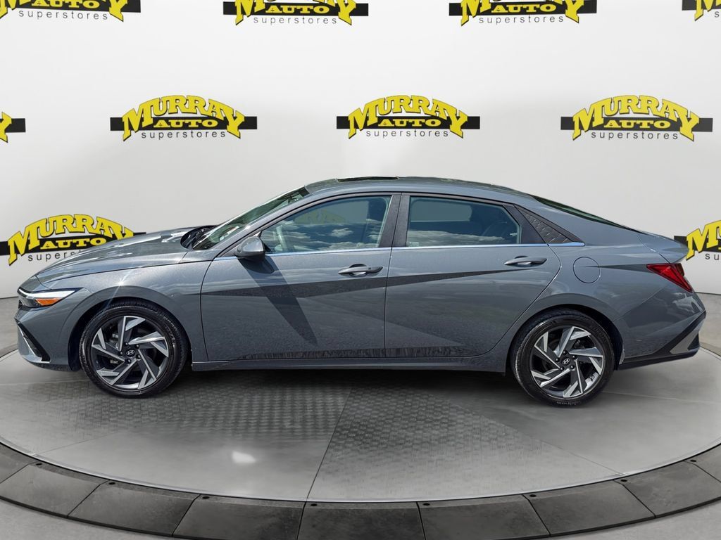 Used 2025 Hyundai Elantra SEL FWD image 2