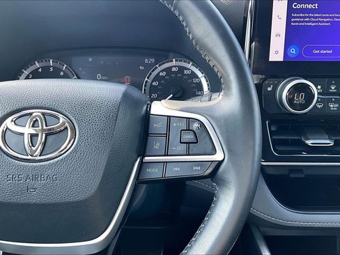 Used 2023 Toyota Highlander XLE FWD image 12