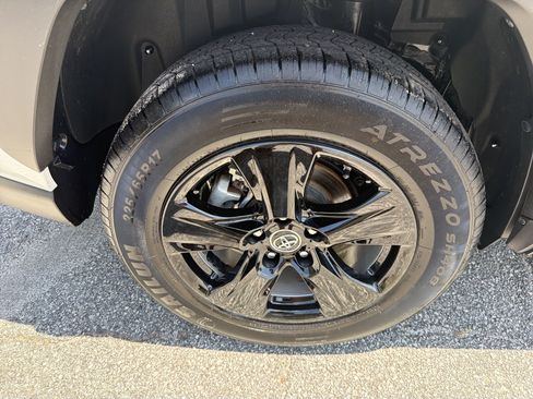 Used 2019 Toyota RAV4 XLE w/ Convenience Package FWD image 18