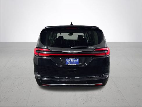 Used 2023 Chrysler Pacifica Touring-L FWD image 7