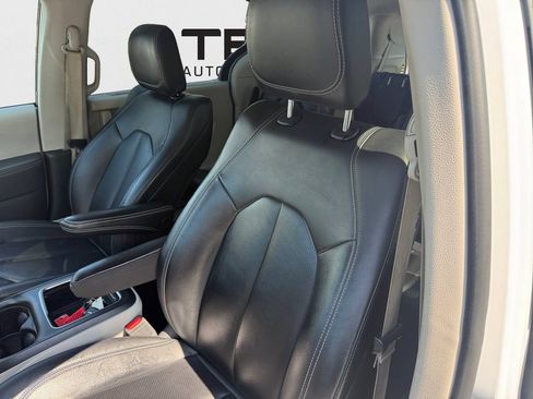 Used 2024 Chrysler Pacifica Touring-L FWD image 24