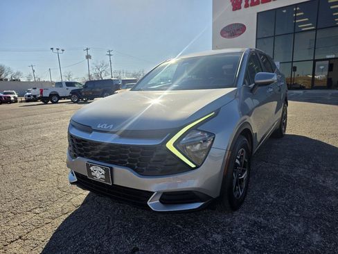 Used 2023 Kia Sportage LX image 3
