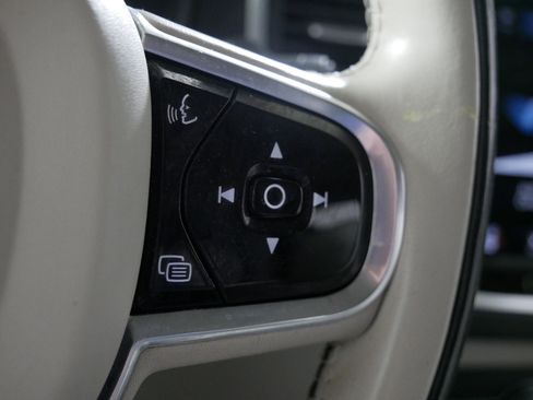 Used 2020 Volvo XC90 T6 Momentum image 28