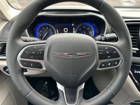 Used 2024 Chrysler Pacifica Touring-L image 24