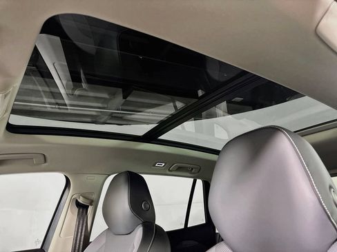 Certified 2025 Volkswagen Tiguan SE AWD/4WD image 19