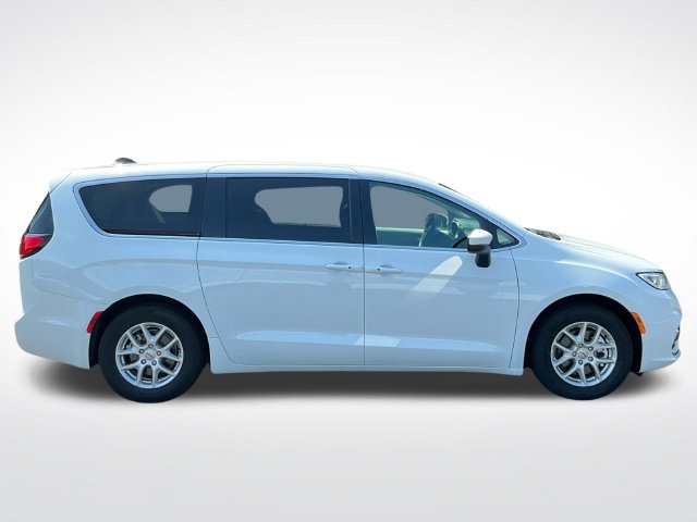 Used 2023 Chrysler Pacifica Touring-L FWD image 8