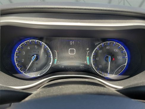 Used 2024 Chrysler Pacifica Touring-L FWD image 18